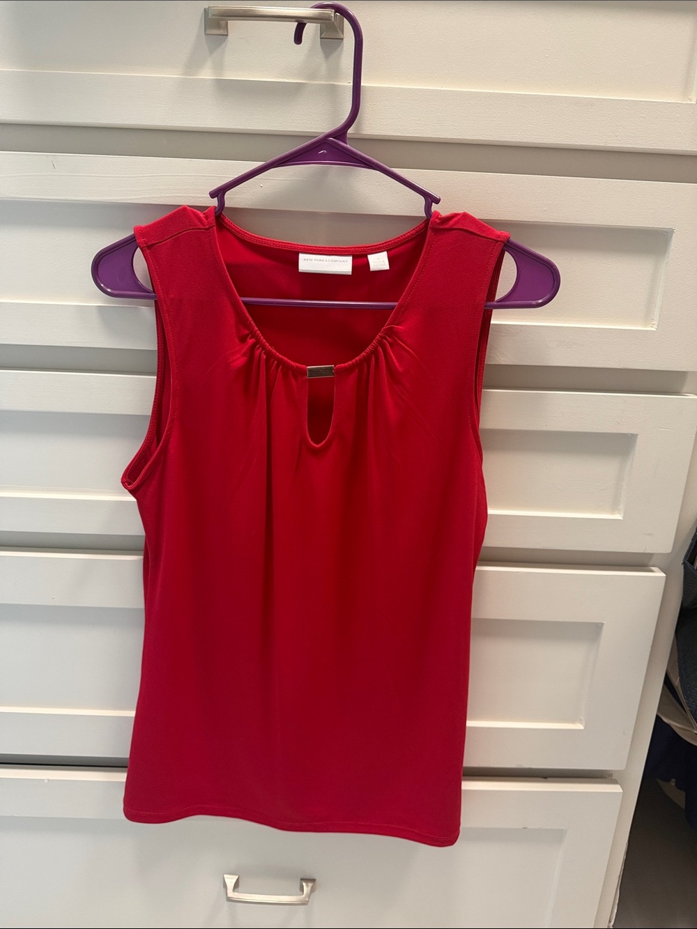 New York & Company Red Sleeveless Keyhole Tank